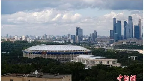 国足客场对阵沙特延续442阵型，塞鸟坐镇中场引领新攻势